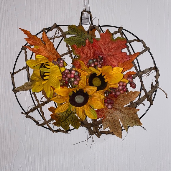 Fall pumpkin hanging - Picture 1 of 2